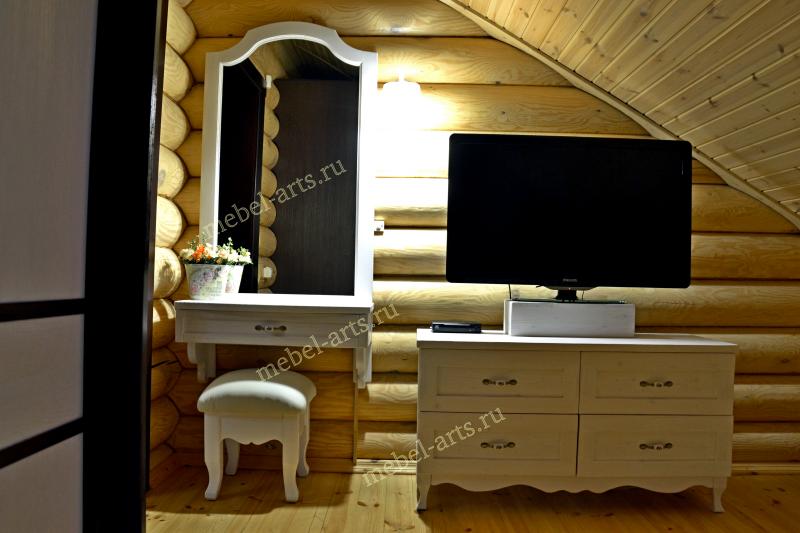 Тумба под телевизор, туалетный столик, пуфик в стиле прованс из массива дерева в деревянном доме.